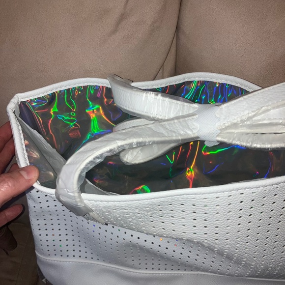 It Cosmetics 2024 Summer Beach Bag Large Shoulder Tote White & Iridescent Lined - Picture 3 of 8